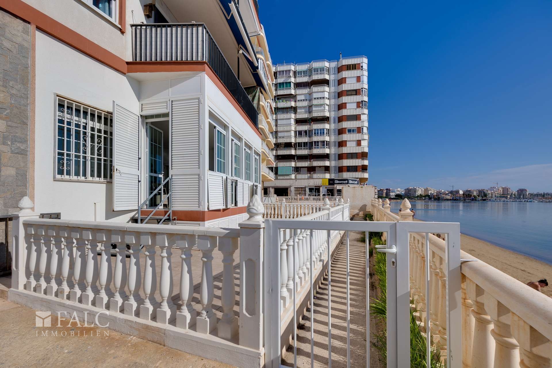 Deine eigene Strandterrasse / Your private beach terrace / Tu propia terraza de playa